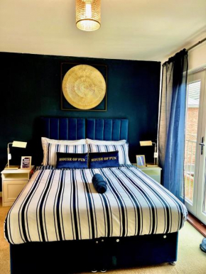 Dartford Service Accommodation-Kent Holiday Home-2 Mins From Dartford Crossing & Near Station-5 Beds With Games & Free Parking-Sleeps 1 to 12
